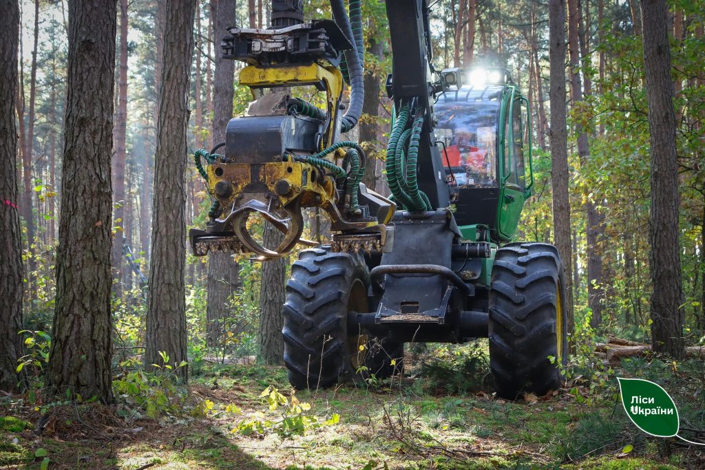 Питання використання лісозаготівельної техніки та збільшення парку багатоопераційних лісозаготівельних машин було однією з пріоритетних тем для обговорення виїзної наради за участю керівництва ДП «Ліси України» у Подільському лісовому офісі