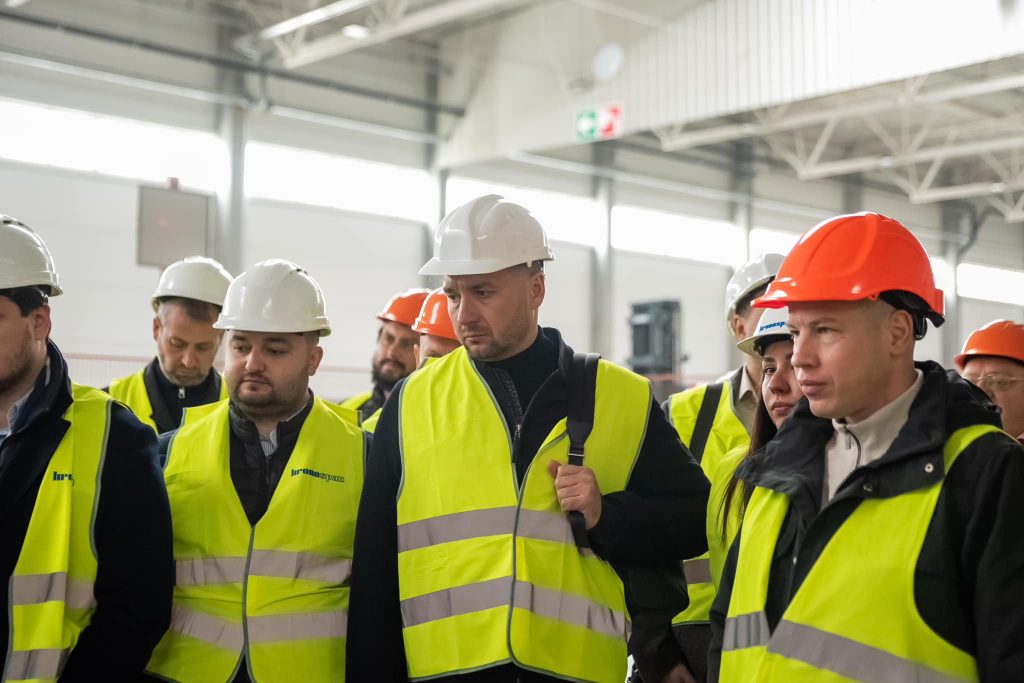 “Більше ресурсів та справедливі правила гри: на Рівненщині разом із народними депутатами, представниками місцевої влади, виробниками та експертами обговорювали перспективи розвитку деревообробної галузі та фінальну версію законопроєкту «Про ринок деревини»”, – генеральний директор Юрій Болоховець.