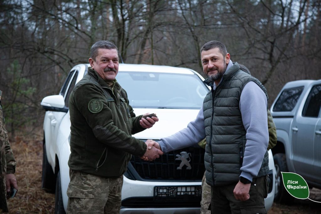 ДП “Ліси України” передало 5 пікапів для 43 окремої механізованої бригади!