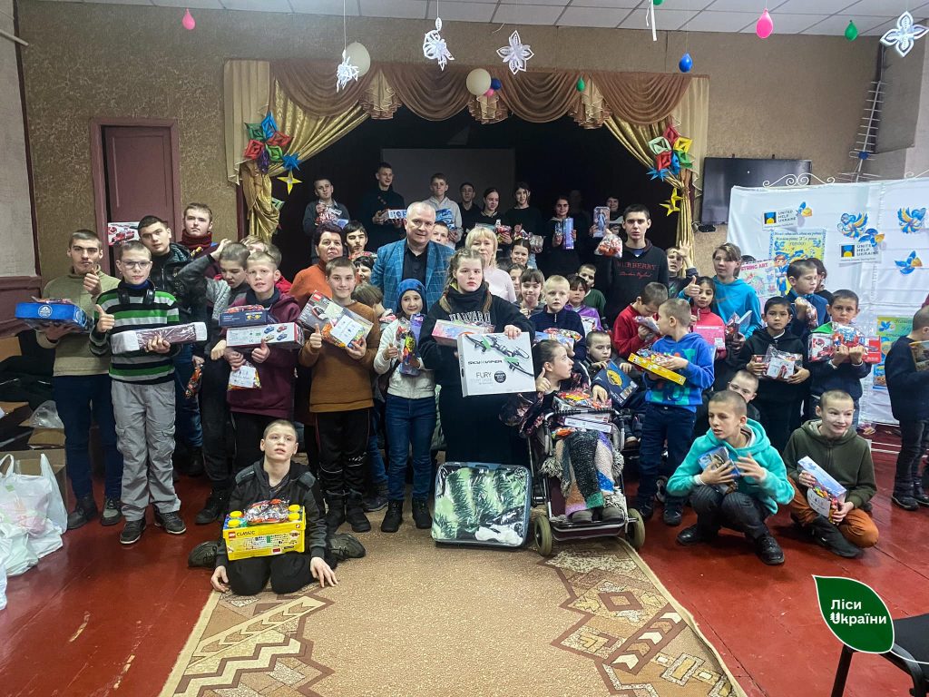 Працівники ДП “Ліси України” передали кілька десятків ковдр, солодощі та засоби гігієни для Удайцівського навчально-реабілітаційного центру на Чернігівщині