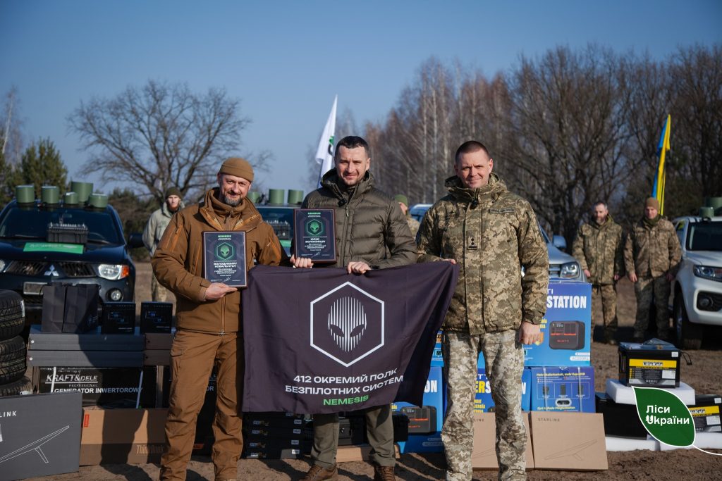 ДП “Ліси України” передало майже десяток автомобілів, засоби зв’язку, планшети, РЕБи, засоби нічного бачення та генератори для 412 окремого полку безпілотних систем