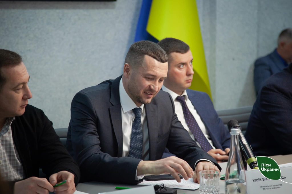 “Вперше в історії ДП “Ліси України” проводимо в прямому ефірі велику зустріч із представниками парламенту, Кабміну, керівництвом регіонів, учасниками деревообробного ринку, екологами та експертами”, – генеральний директор Юрій Болоховець