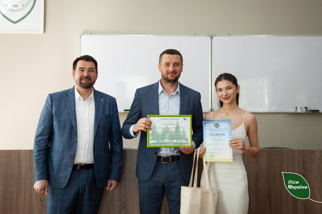 “Найкращі студенти НУБІП отримали перші сертифікати-запрошення на роботу в ДП “Ліси України”!”, – генеральний директор Юрій Болоховець.