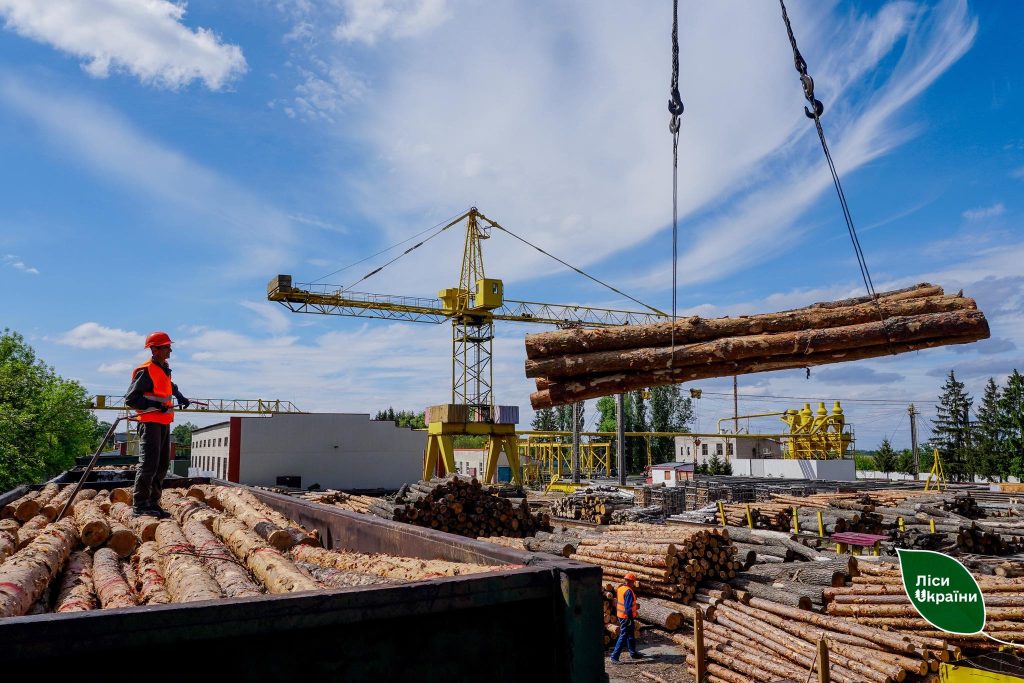 “За останній тиждень ДП “Ліси України” передало ЗСУ 50 вагонів з деревиною!”, – генеральний директор Юрій Болоховець