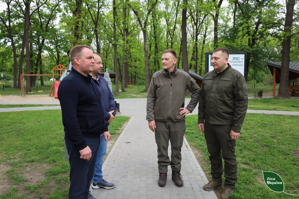 «Ліси України» має стати компанією, яка залучає інвестиції», – про це розповів незалежний член наглядової ради ДП «Ліси України» Янне Харьюнпаа під час робочого візиту до Філії “Слобожанський лісовий офіс”