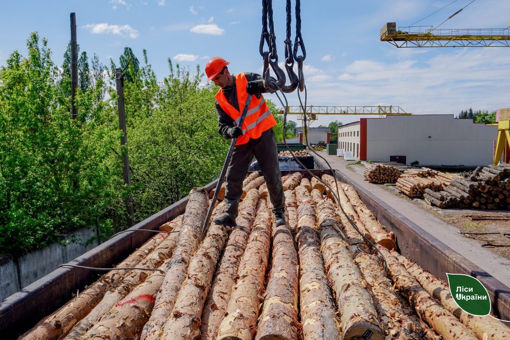 ДП «Ліси України» відвантажує для ЗСУ понад 1000 м³ деревини на день!