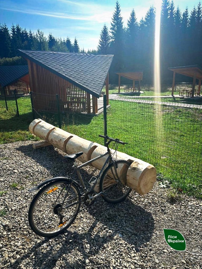 Лісівники ДП «Ліси України» облаштовують частину велосипедного маршруту в Карпатах