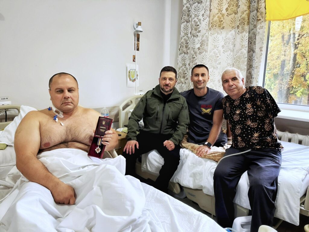 “Воїн-лісівник Володимир Доминікін отримав Орден за мужність III ступеня особисто з рук Володимира Зеленського”, – генеральний директор Юрій Болоховець