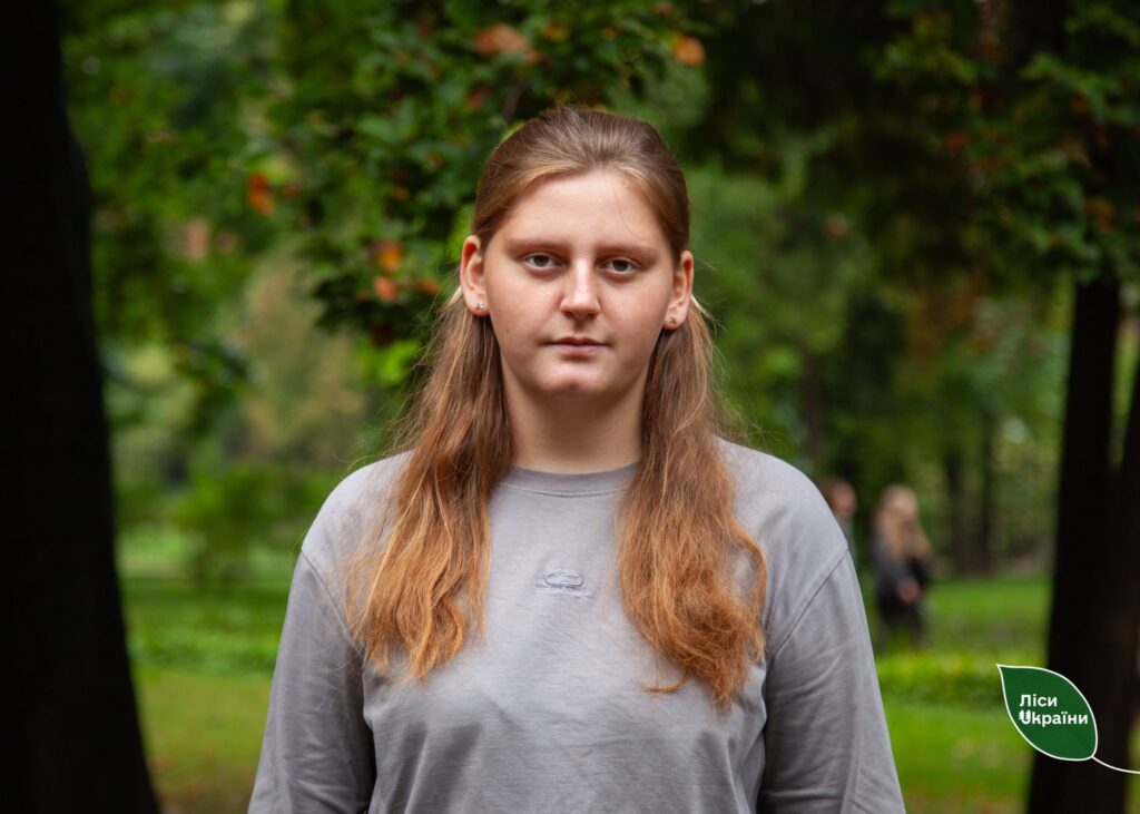 “Мій батько раніше рятував ліси від пожеж, а тепер — країну від ворога”, – говорить студентка 1 курсу НУБіП Лілія Бубенко