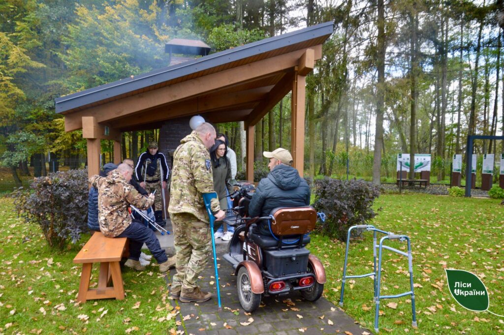 Ліс, каністерапія та поезія: військові проходять екореабілітацію на Волині