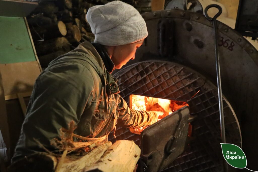 “У нашому садочку діти не мерзнуть – топимо дровами”
