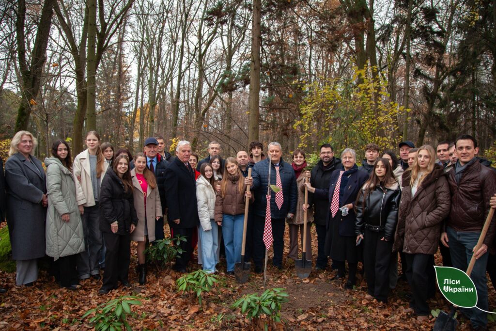 ДП “Ліси України” долучилося до осінньої висадки дерев в ботанічному саду НУБіП