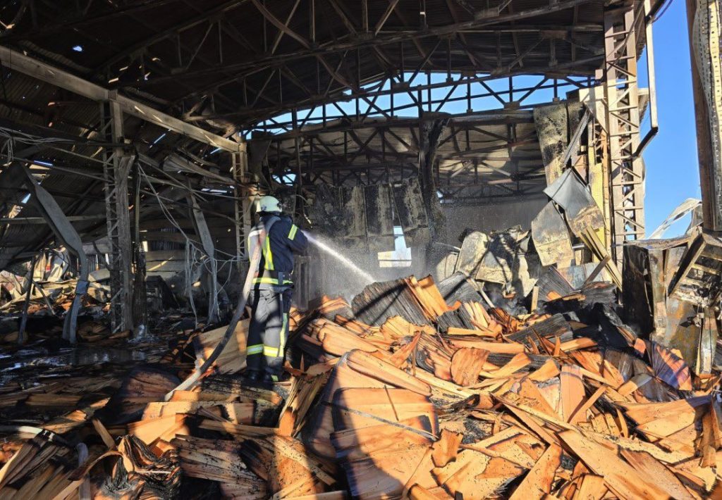 ДП «Ліси України» підтримає деревообробне підприємство з міста Самбір, яке постраждало внаслідок російської атаки!