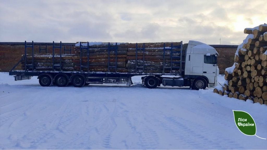 У філії “Поліський лісовий офіс” щодня роблять усе можливе, щоб заготівля деревини та її транспортування не залежали від морозів і снігу