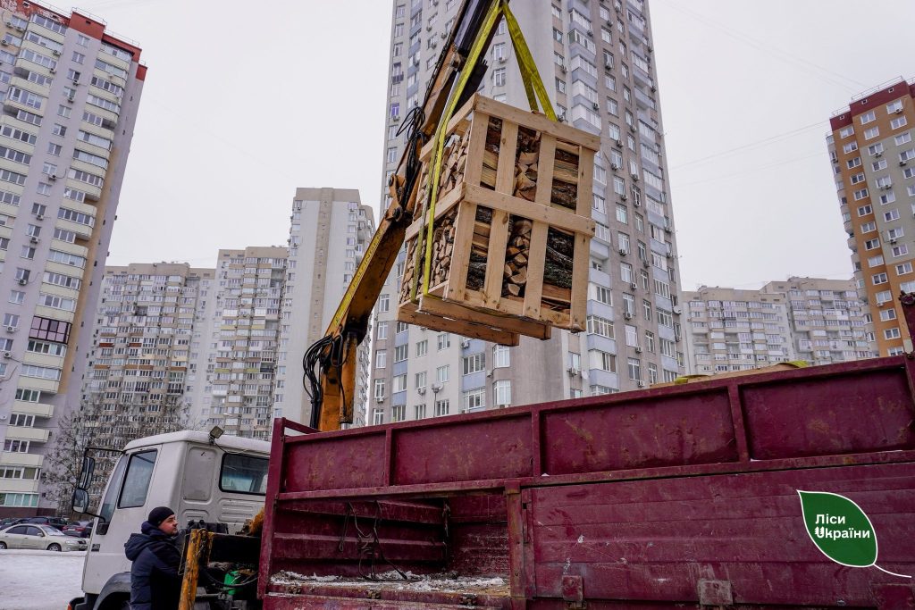 ДП «Ліси України» забезпечує дровами польові кухні на столичній Троєщині!