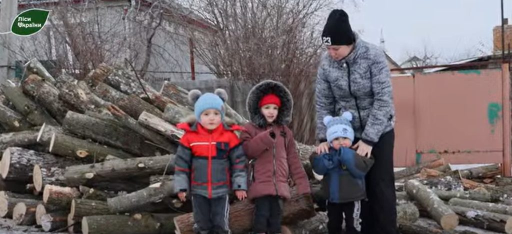 З турботою про людей у найскладніший час: лісівники ДП “Ліси України” доставили машину дров багатодітній сімʼї з Кіровоградщини