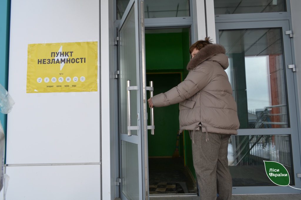 Працівники ДП “Ліси України” допомогли забезпечити теплом пункт незламності під Харковом