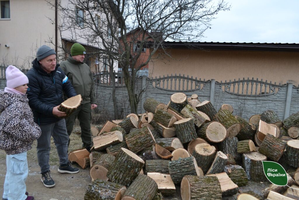 Зігріти велику сім’ю: працівники ДП “Ліси України” передали дрова багатодітній родині, де виховують чотирьох прийомних дітей