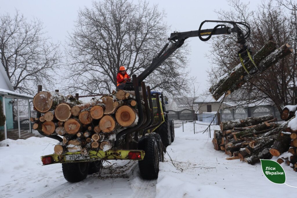 Найскладніша зима: за опалювальний сезон ДП «Ліси України» поставило населенню та соцсфері 1,1 млн м³ дров!