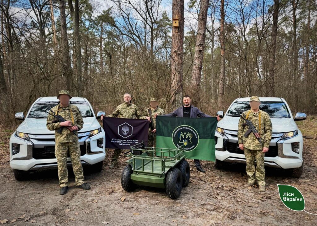 ДП “Ліси України” передало декілька пікапів та наземний роботизований комплекс для 412 окремої бригади Безпілотних Систем Nemesis