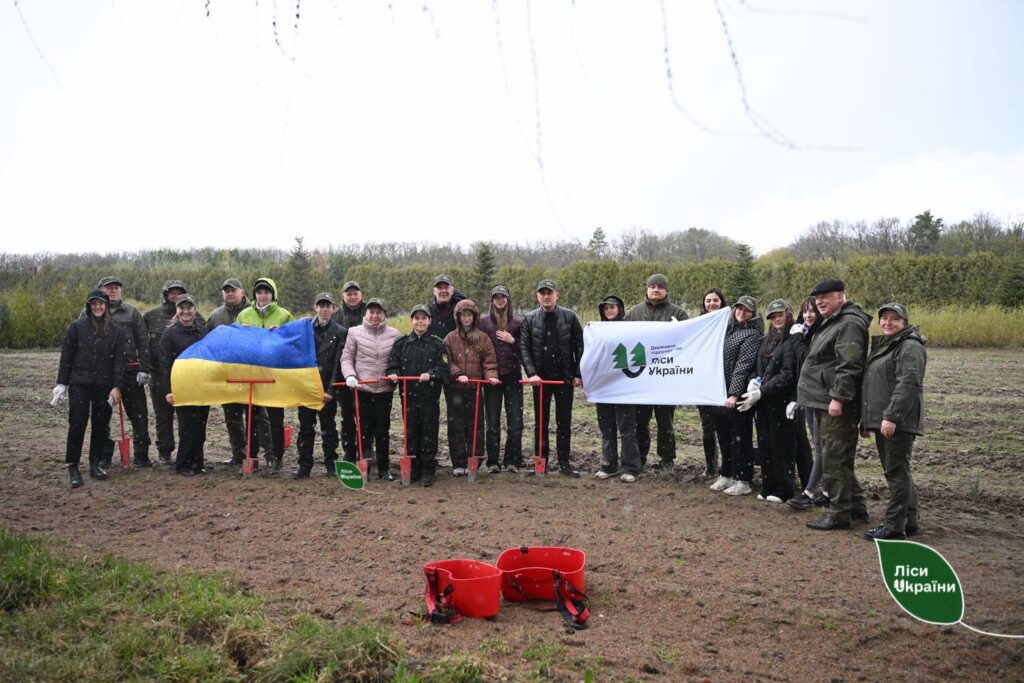 Спільно з вихованцями шкільних лісництв створили нову плантацію різдвяних деревець