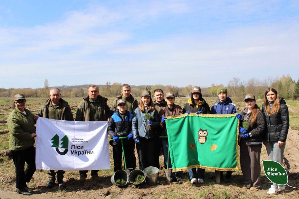 Разом із вихованцями учнівського лісництва висадили новий ліс на Сумщині