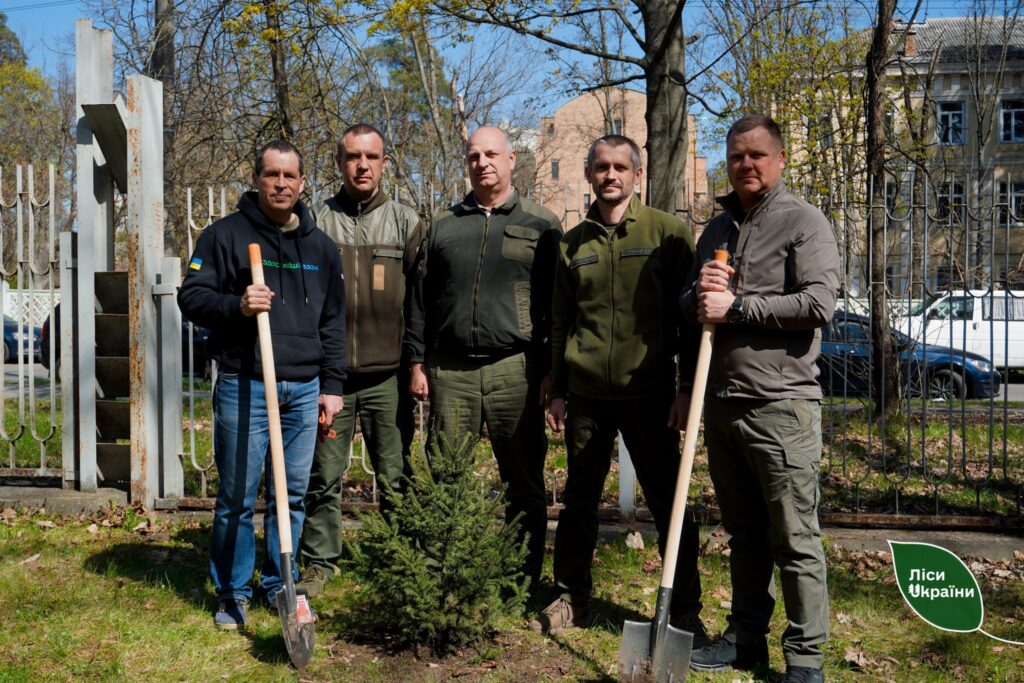 На заклик Національного наукового центру радіаційної медицини НАМНУ лісівники Столичної філії висадили понад півсотню дерев на території закладу