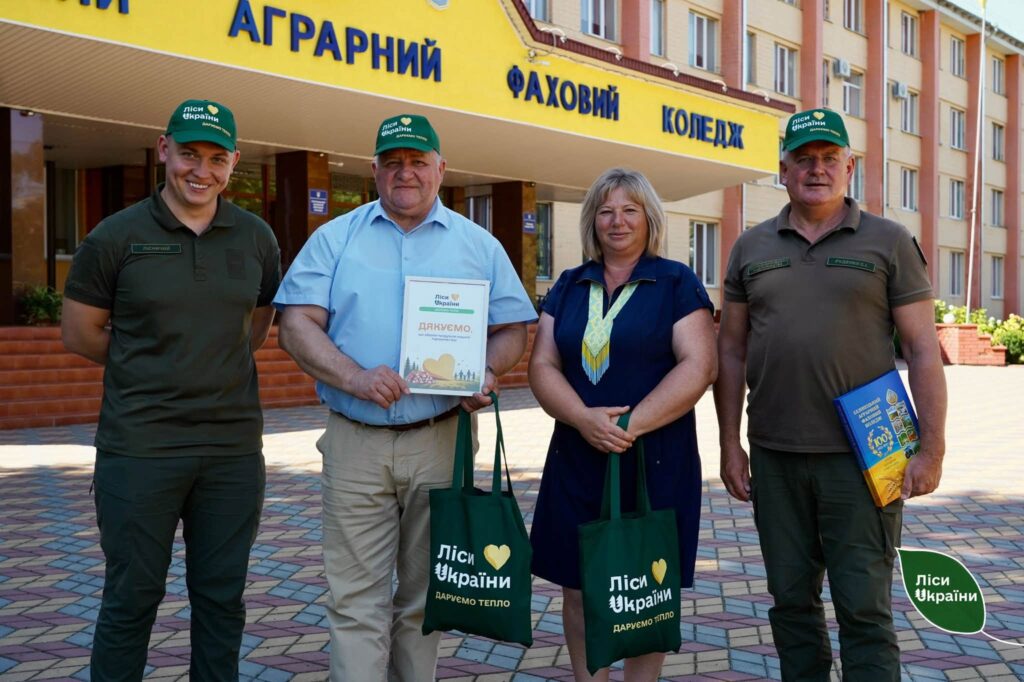 «Даруємо тепло»: ДП «Ліси України» забезпечує дровами Іллінецький аграрний фаховий коледж