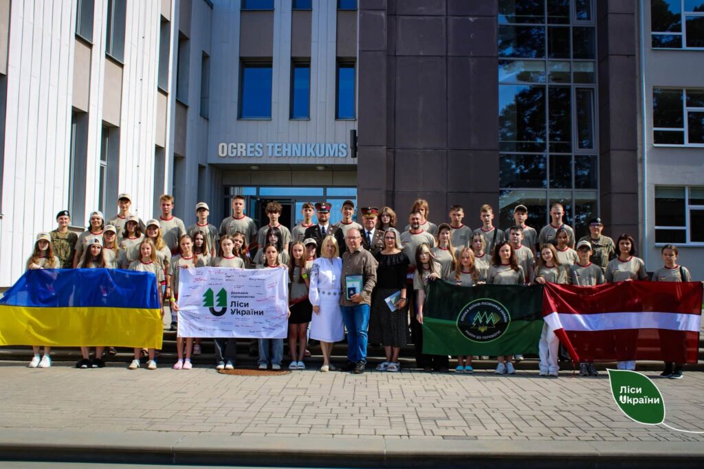 Вперше у Латвії відкрили табір для дітей українських воїнів-лісівників