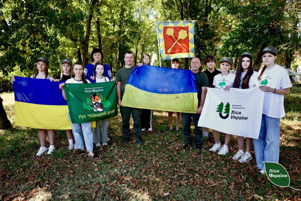 Лісівники Полтавщини спільно з вихованцями шкільного лісництва приєдналися до патріотичного флешмобу «Козацький драйв»