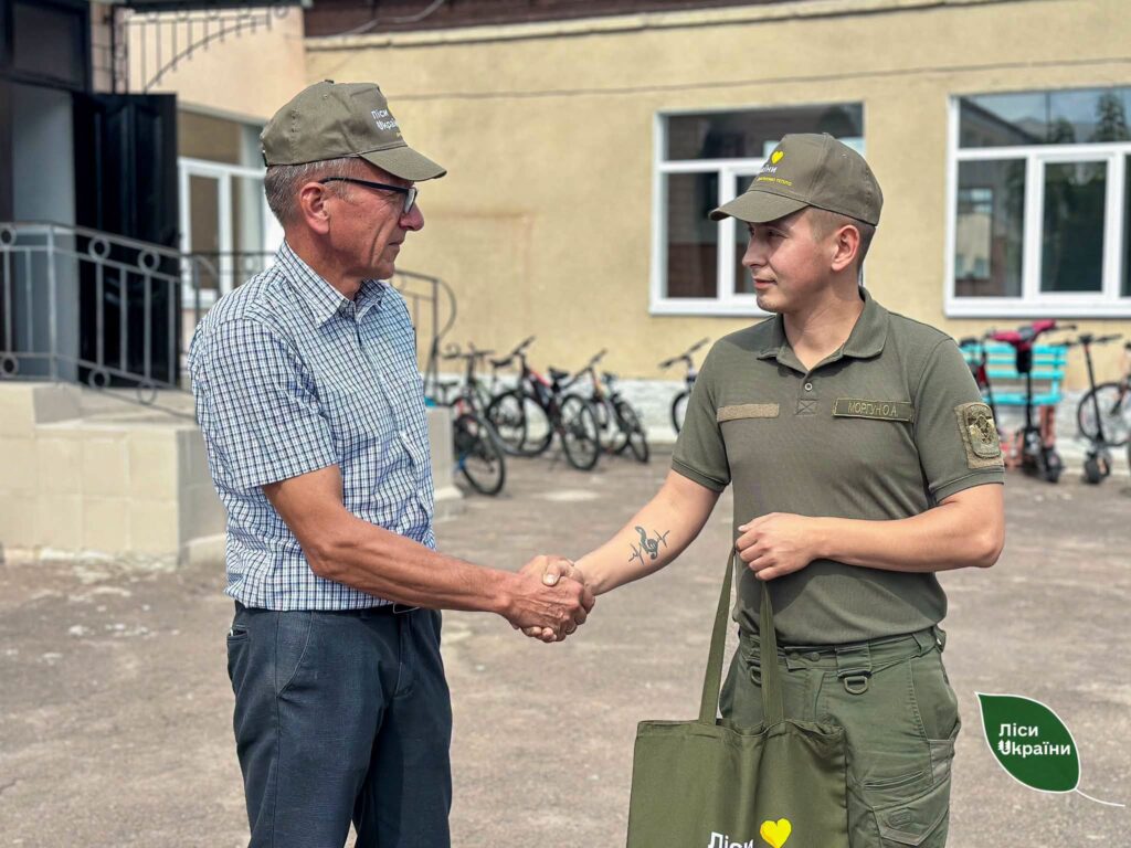 «Вдячні ДП «Ліси України» за дуже оперативну доставку дров для нашого ліцею!»