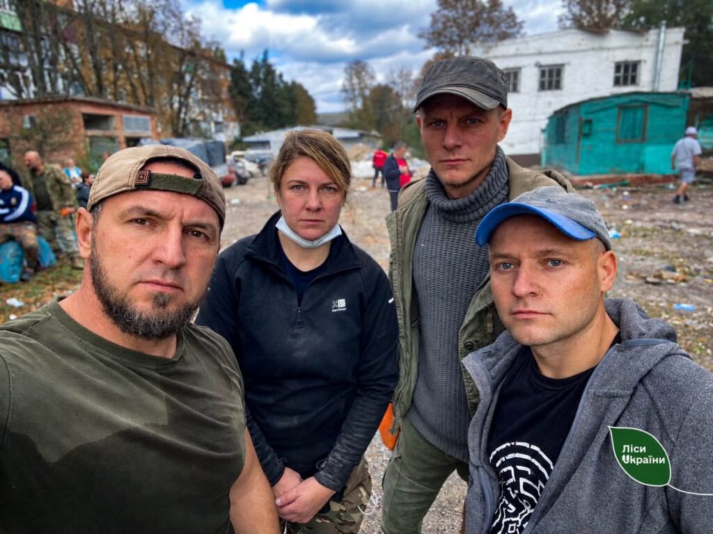 Працівники ДП «Ліси України» приєдналися до розбору завалів після удару російської ракети по багатоповерхівці у Прилуках